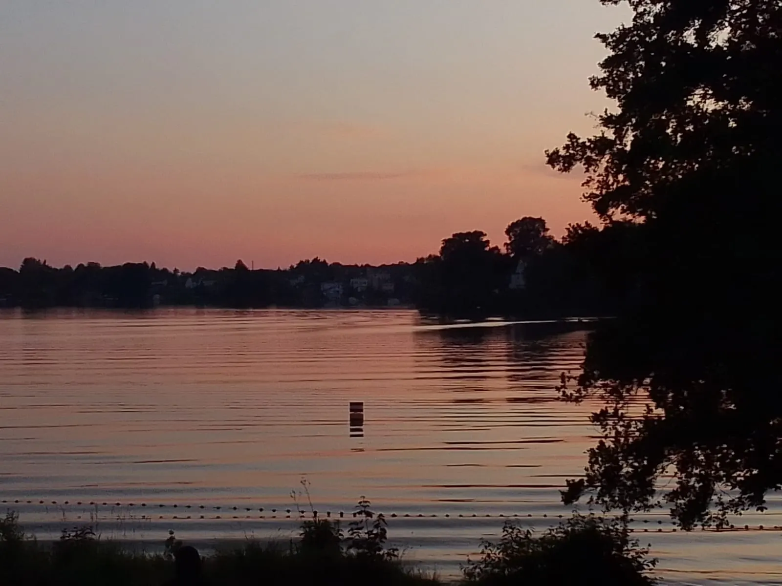 Ruhiger See im Abendlicht